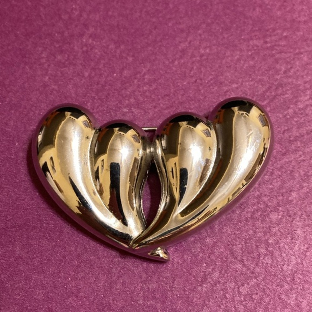 Double puffed intertwined silver tone heart brooch